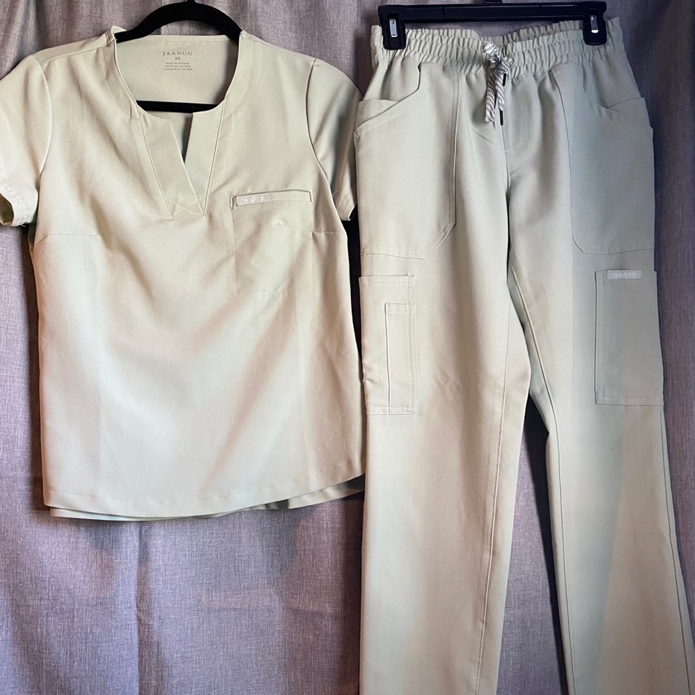 Jaanuu scrub set